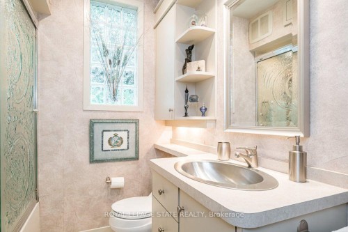 107 Bond Street S, Hamilton, ON - Indoor Photo Showing Bathroom