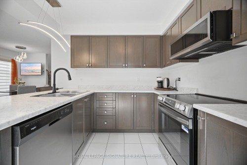 3839 Tufgar Crescent, Burlington, ON - Indoor Photo Showing Kitchen With Double Sink