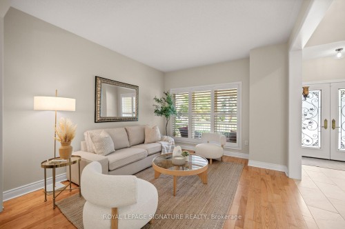 7134 Hallsands Drive, Mississauga, ON - Indoor Photo Showing Living Room