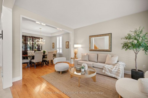 7134 Hallsands Drive, Mississauga, ON - Indoor Photo Showing Living Room