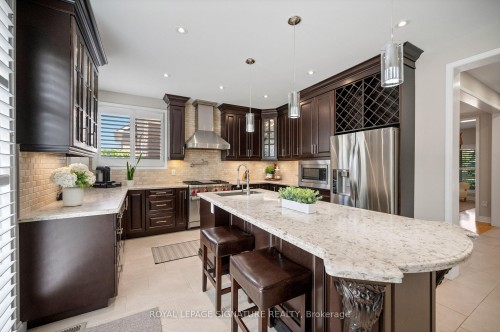 7134 Hallsands Drive, Mississauga, ON - Indoor Photo Showing Kitchen With Upgraded Kitchen