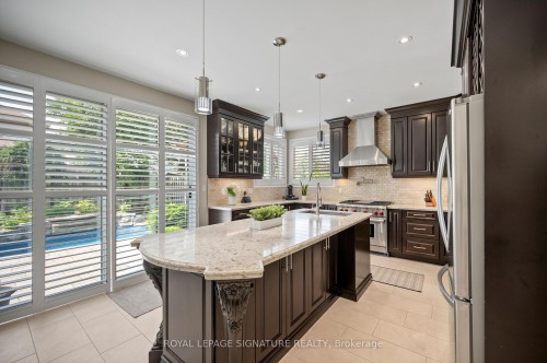 7134 Hallsands Drive, Mississauga, ON - Indoor Photo Showing Kitchen With Upgraded Kitchen