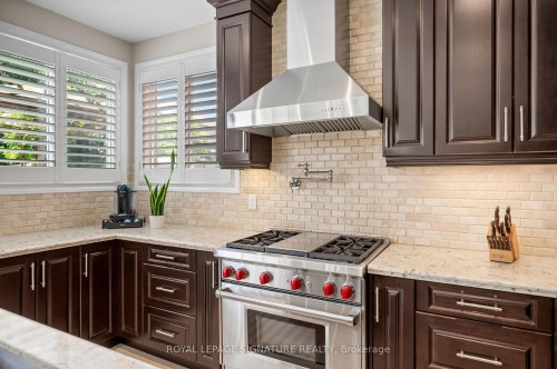 7134 Hallsands Drive, Mississauga, ON - Indoor Photo Showing Kitchen With Upgraded Kitchen