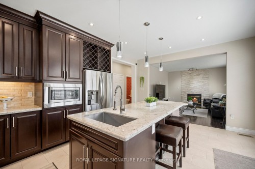 7134 Hallsands Drive, Mississauga, ON - Indoor Photo Showing Kitchen With Upgraded Kitchen