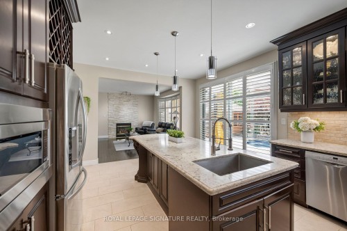 7134 Hallsands Drive, Mississauga, ON - Indoor Photo Showing Kitchen With Upgraded Kitchen