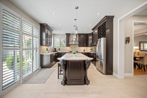 7134 Hallsands Drive, Mississauga, ON - Indoor Photo Showing Kitchen With Upgraded Kitchen