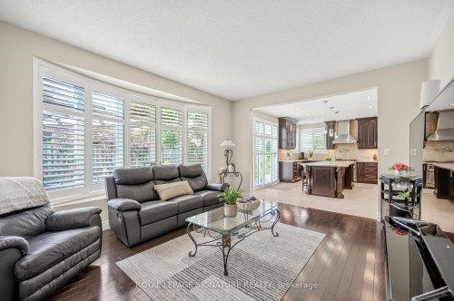 7134 Hallsands Drive, Mississauga, ON - Indoor Photo Showing Living Room