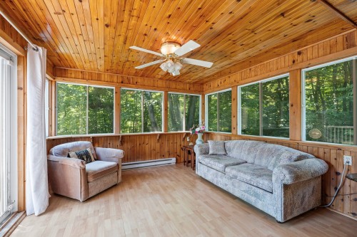 Solarium/Verrière - 14 Rue Kilteevan, Hudson, QC - Indoor Photo Showing Living Room