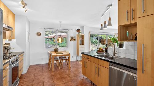 183 Magic Drive, Kelowna, BC - Indoor Photo Showing Kitchen With Double Sink With Upgraded Kitchen