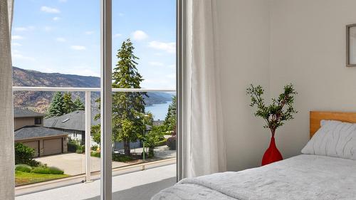 183 Magic Drive, Kelowna, BC - Indoor Photo Showing Bedroom