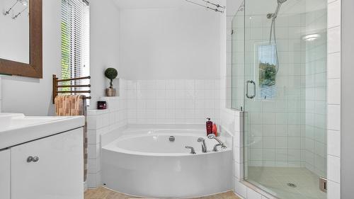 183 Magic Drive, Kelowna, BC - Indoor Photo Showing Bathroom