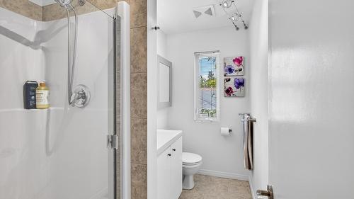 183 Magic Drive, Kelowna, BC - Indoor Photo Showing Bathroom