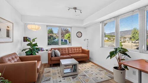 183 Magic Drive, Kelowna, BC - Indoor Photo Showing Living Room