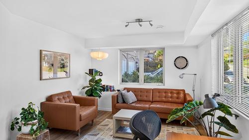 183 Magic Drive, Kelowna, BC - Indoor Photo Showing Living Room