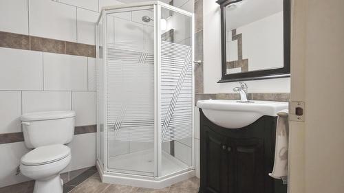 183 Magic Drive, Kelowna, BC - Indoor Photo Showing Bathroom