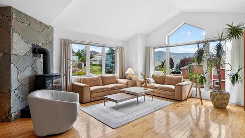 183 Magic Drive, Kelowna, BC - Indoor Photo Showing Living Room