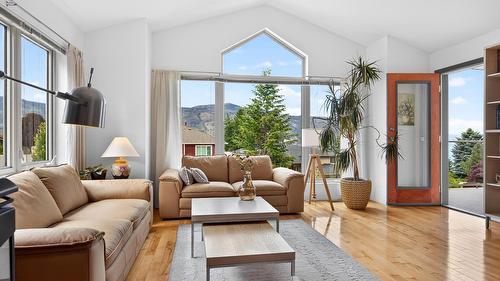 183 Magic Drive, Kelowna, BC - Indoor Photo Showing Living Room