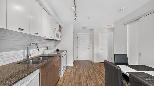 306-1550 Dickson Avenue, Kelowna, BC - Indoor Photo Showing Kitchen With Double Sink With Upgraded Kitchen