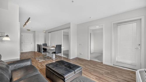 306-1550 Dickson Avenue, Kelowna, BC - Indoor Photo Showing Living Room