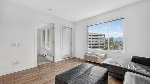 306-1550 Dickson Avenue, Kelowna, BC - Indoor