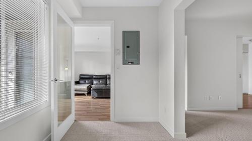 306-1550 Dickson Avenue, Kelowna, BC - Indoor Photo Showing Other Room