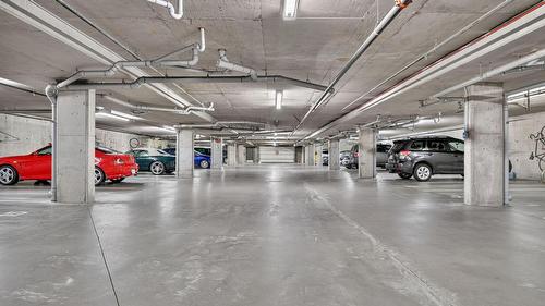 306-1550 Dickson Avenue, Kelowna, BC - Indoor Photo Showing Garage
