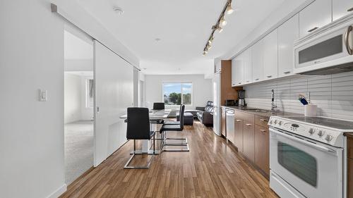 306-1550 Dickson Avenue, Kelowna, BC - Indoor Photo Showing Kitchen