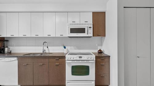 306-1550 Dickson Avenue, Kelowna, BC - Indoor Photo Showing Kitchen With Double Sink