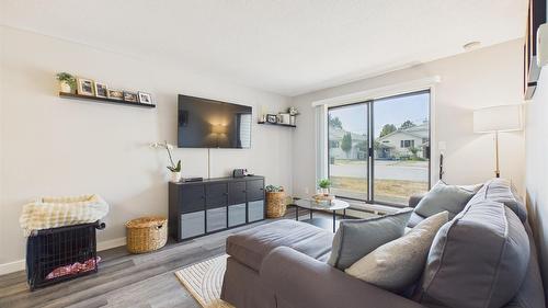 102-1108 23Rd Avenue, Cranbrook, BC - Indoor Photo Showing Living Room
