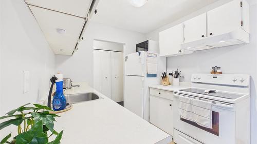 102-1108 23Rd Avenue, Cranbrook, BC - Indoor Photo Showing Kitchen