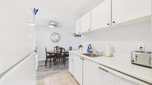 102-1108 23Rd Avenue, Cranbrook, BC - Indoor Photo Showing Kitchen