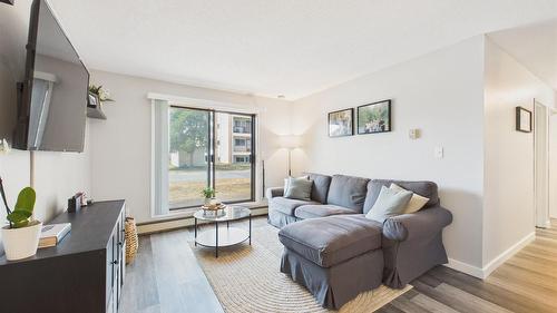 102-1108 23Rd Avenue, Cranbrook, BC - Indoor Photo Showing Living Room