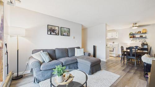 102-1108 23Rd Avenue, Cranbrook, BC - Indoor Photo Showing Living Room