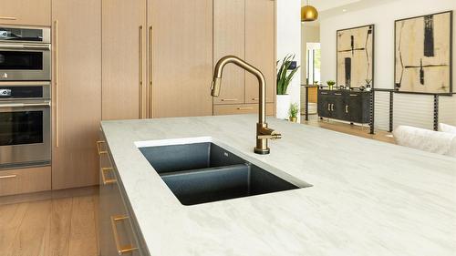 538 Clifton Court, Kelowna, BC - Indoor Photo Showing Kitchen With Double Sink
