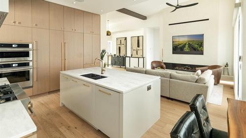 538 Clifton Court, Kelowna, BC - Indoor Photo Showing Kitchen