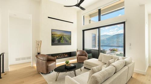 538 Clifton Court, Kelowna, BC - Indoor Photo Showing Living Room With Fireplace
