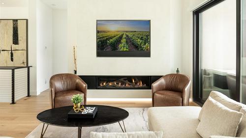 538 Clifton Court, Kelowna, BC - Indoor With Fireplace