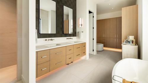538 Clifton Court, Kelowna, BC - Indoor Photo Showing Bathroom
