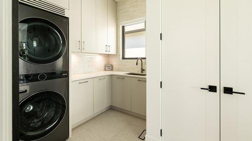 538 Clifton Court, Kelowna, BC - Indoor Photo Showing Laundry Room