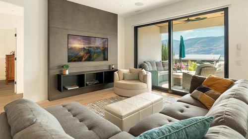 538 Clifton Court, Kelowna, BC - Indoor Photo Showing Living Room With Fireplace