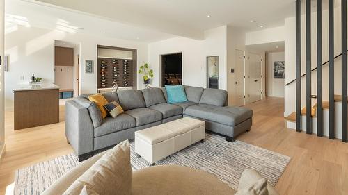 538 Clifton Court, Kelowna, BC - Indoor Photo Showing Living Room