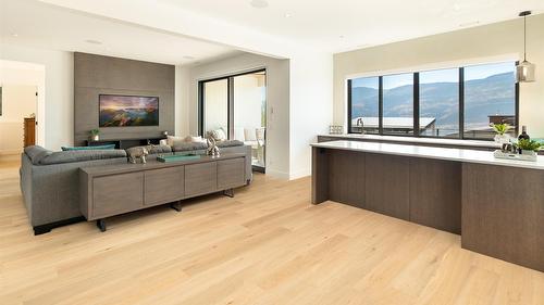 538 Clifton Court, Kelowna, BC - Indoor Photo Showing Living Room