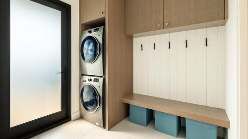 538 Clifton Court, Kelowna, BC - Indoor Photo Showing Laundry Room