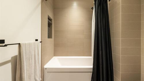 538 Clifton Court, Kelowna, BC - Indoor Photo Showing Bathroom