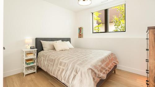 538 Clifton Court, Kelowna, BC - Indoor Photo Showing Bedroom
