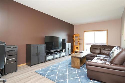 410-35 Valhalla Dr, Winnipeg, MB - Indoor Photo Showing Living Room