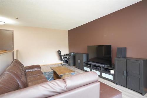 410-35 Valhalla Dr, Winnipeg, MB - Indoor Photo Showing Living Room
