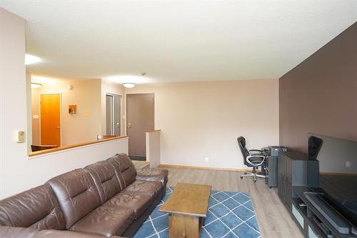 410-35 Valhalla Dr, Winnipeg, MB - Indoor Photo Showing Living Room