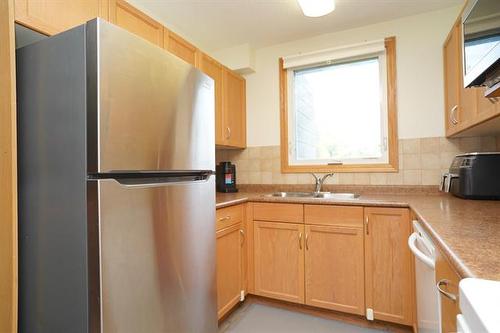 410-35 Valhalla Dr, Winnipeg, MB - Indoor Photo Showing Kitchen With Double Sink