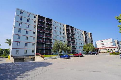 410-35 Valhalla Dr, Winnipeg, MB - Outdoor With Balcony With Facade